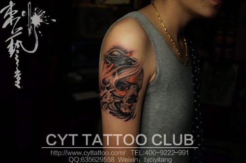 点击大图看下一张:男性手臂骷髅纹身