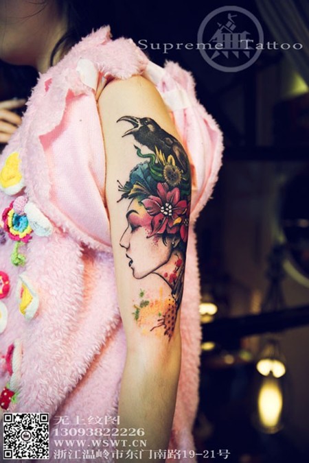 点击大图看下一张：美女乌鸦手臂纹身