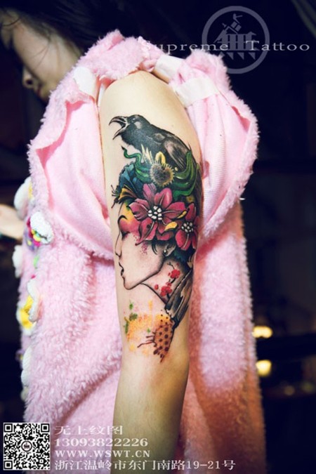 点击大图看下一张：美女乌鸦手臂纹身图2