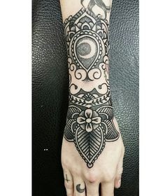 点击大图看下一张：女生手臂上漂亮好看的手链纹身图案