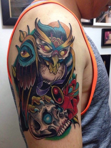 点击大图看下一张：手臂上个性的猫头鹰纹身