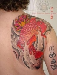 一组肩膀上的鱼的纹身图案