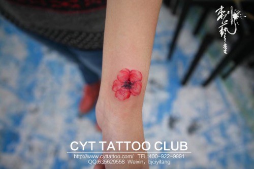 点击大图看下一张：漂亮的梅花手臂纹身