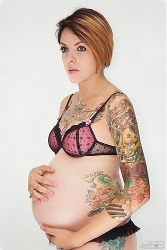点击大图看下一张：要当妈妈的她们性感图腾纹身