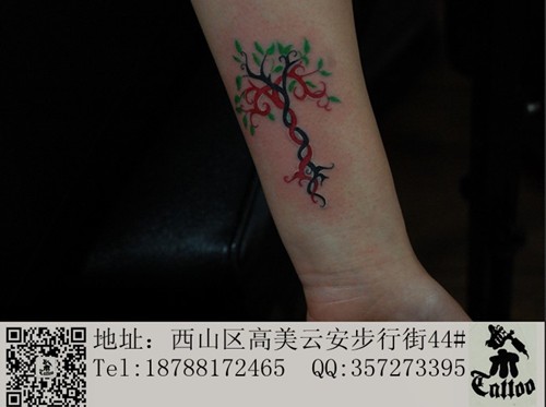 点击大图看下一张：绿色的小树手臂纹身
