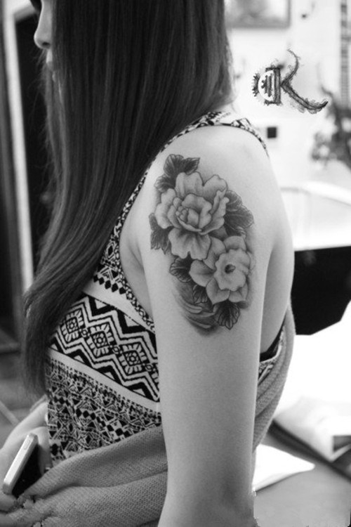 点击大图看下一张：漂亮的花朵女生手臂纹身图3