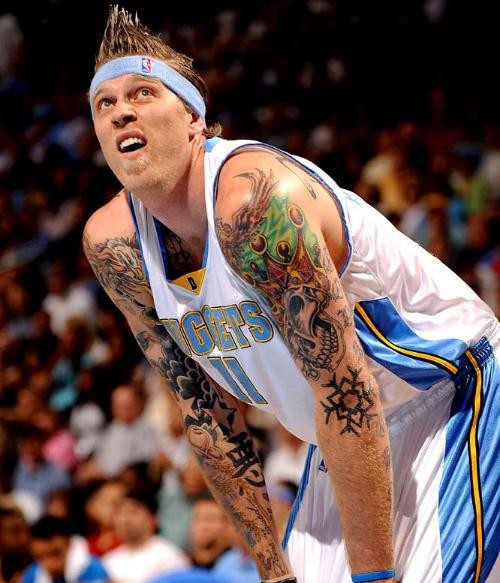 点击大图看下一张：NBA球星个性纹身图2