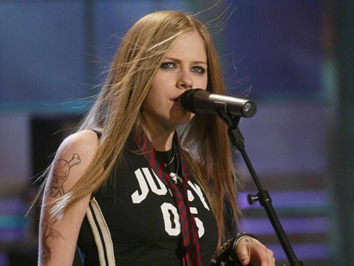 点击大图看下一张：朋克小魔女艾薇儿个性写真图7