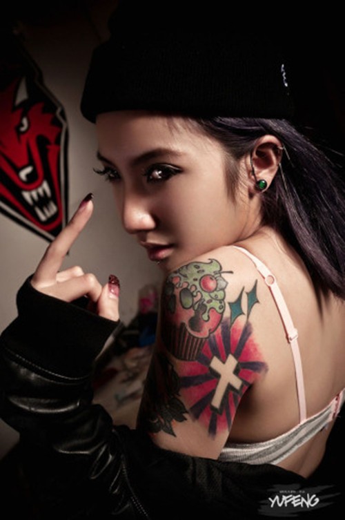 点击大图看下一张：纹身界的漂亮美眉图7