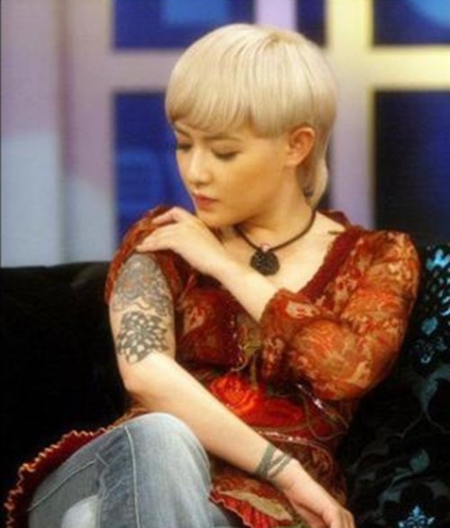 点击大图看下一张：歌手谭维维个性时尚纹身