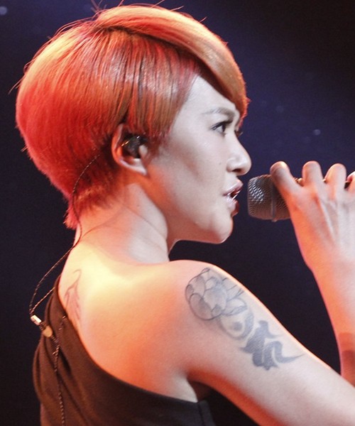 点击大图看下一张：歌手谭维维个性时尚纹身图2