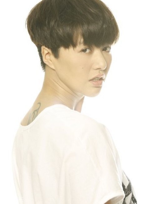点击大图看下一张：歌手谭维维个性时尚纹身图5