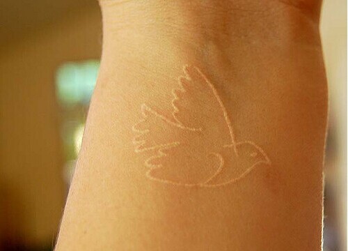 点击大图看下一张：手臂上时尚个性的隐形纹身图4