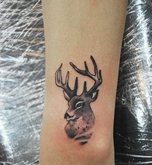 点击大图看下一张：时尚经典的小鹿图案纹身