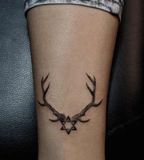 点击大图看下一张：时尚经典的小鹿图案纹身图3