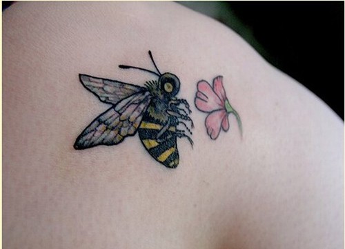 点击大图看下一张：小巧可爱的蜜蜂纹身图5