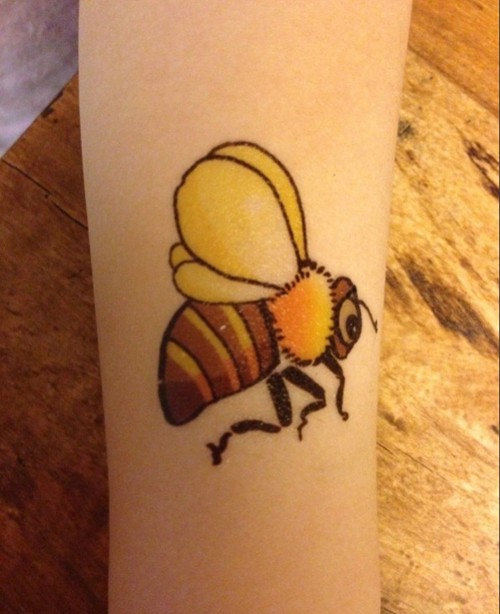 点击大图看下一张：小巧可爱的蜜蜂纹身图7