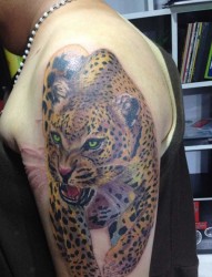 手臂上的豹子纹身