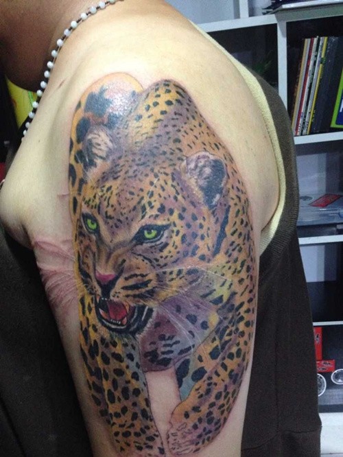 点击大图看下一张：手臂上的豹子纹身