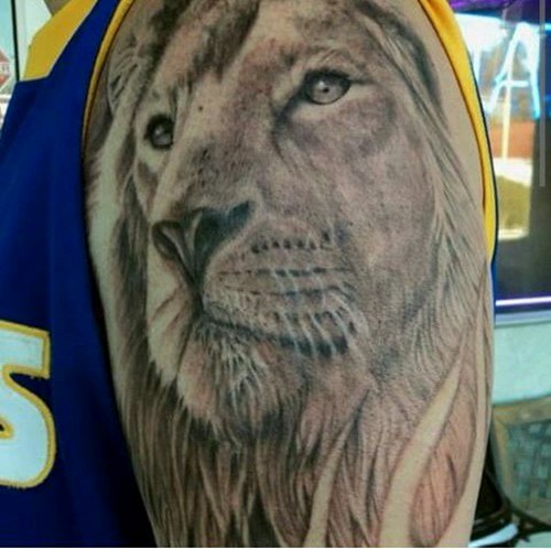点击大图看下一张：手臂上霸气的狮子头纹身