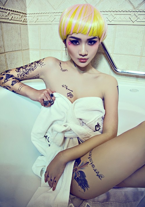 点击大图看下一张:长腿超模的纹身诱惑图7