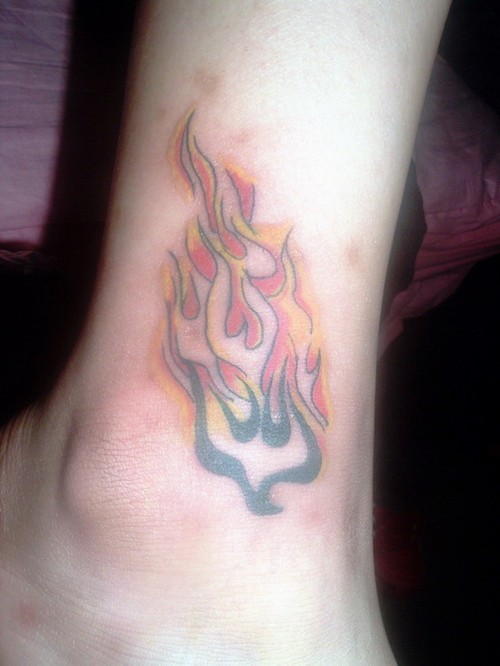 点击大图看下一张：燃烧的火焰图腾纹身图3