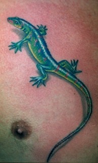 点击大图看下一张：肩部绿色的大蜥蜴半甲纹身作品