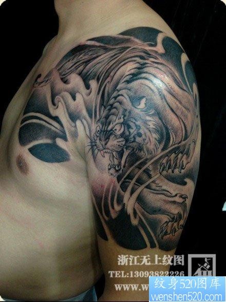 点击大图看下一张：男生喜欢的霸气经典的半甲老虎纹身图片