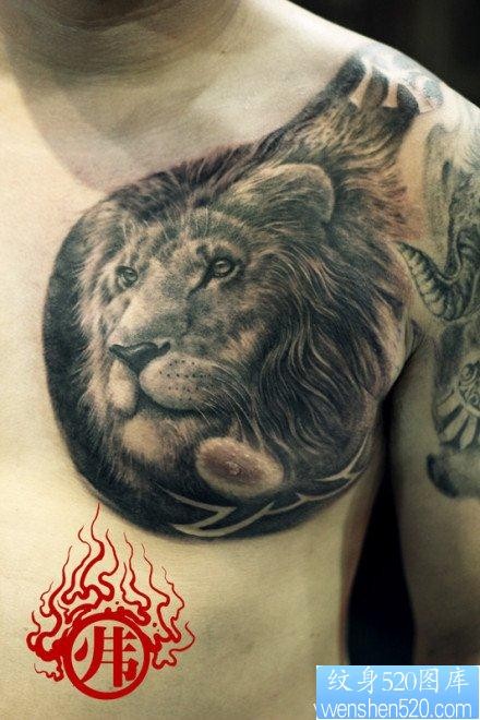 点击大图看下一张：男生前胸很帅经典的狮头纹身图片
