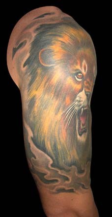 点击大图看下一张：男生纹身图片—经典狮子半甲纹身图片