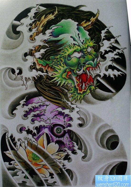 点击大图看下一张：中国经典纹身手稿之霸气超酷的半甲龙头骷髅莲花浪花纹身图片