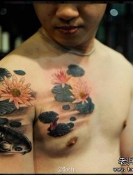 来自香港纹身圈的一幅潮流精美的半甲水墨鲤鱼莲花纹身图片