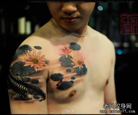 点击大图看下一张：来自香港纹身圈的一幅潮流精美的半甲水墨鲤鱼莲花纹身图片