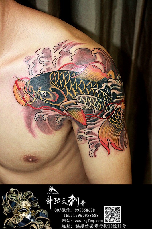 点击大图看下一张：个性的半甲鲤鱼纹身
