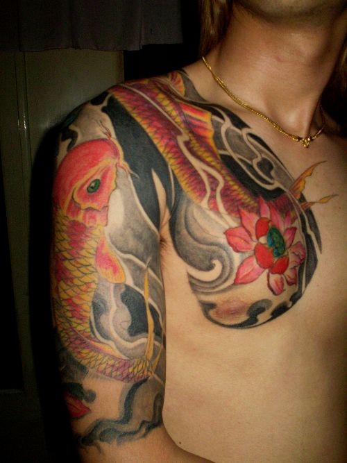 点击大图看下一张：彩色漂亮的半甲鲤鱼纹身