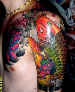 点击大图看下一张：彩色漂亮的半甲鲤鱼纹身图5
