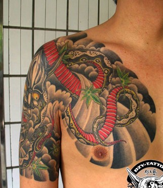 点击大图看下一张：传统的半甲蛇纹身图2