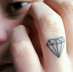 点击大图看下一张：手指上小小的钻石图腾纹身