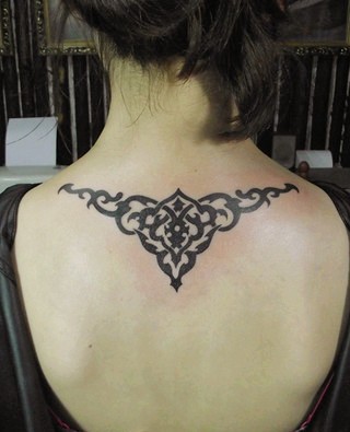 点击大图看下一张：女性背部三角形图腾刺青