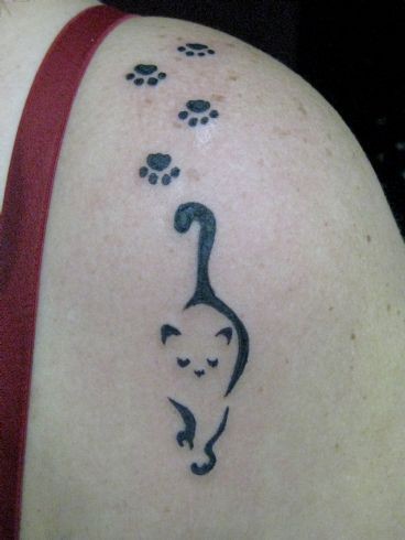 点击大图看下一张:肩部可爱的小猫图腾纹身