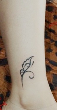 点击大图看下一张：女性脚部蝴蝶图腾刺青