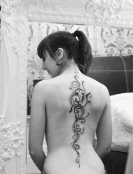 女性背部时尚的图腾纹身