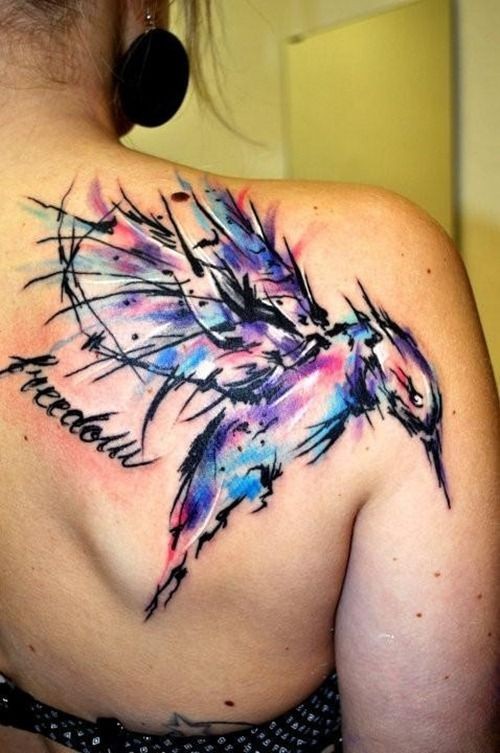 点击大图看下一张：女性肩部抽象的彩鸟纹身
