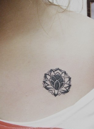 点击大图看下一张：女性肩部小小的黑白色莲花图腾刺青