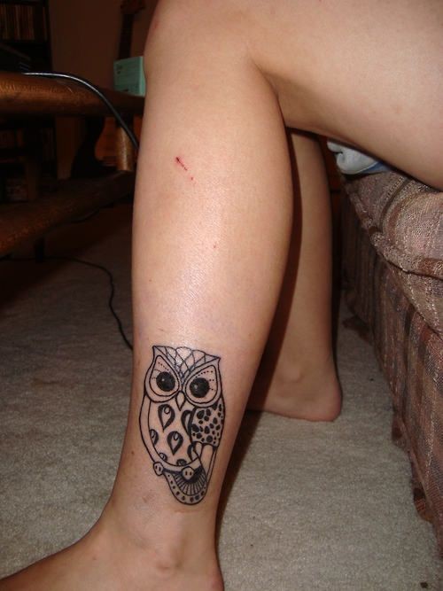 点击大图看下一张：脚踝处漂亮的猫头鹰图腾纹身