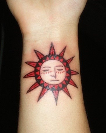 点击大图看下一张：女性手腕太阳图腾纹身