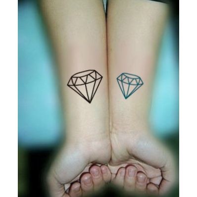 点击大图看下一张：手腕漂亮简单的钻石纹身