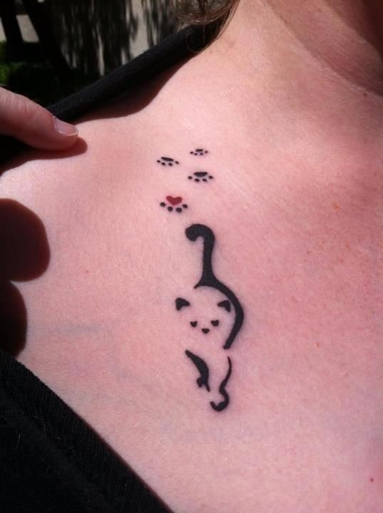 点击大图看下一张：女性肩部好看的猫咪图腾纹身