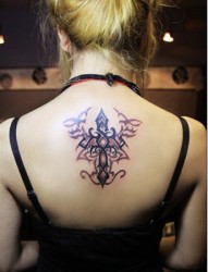 女性背部十字架图腾刺青