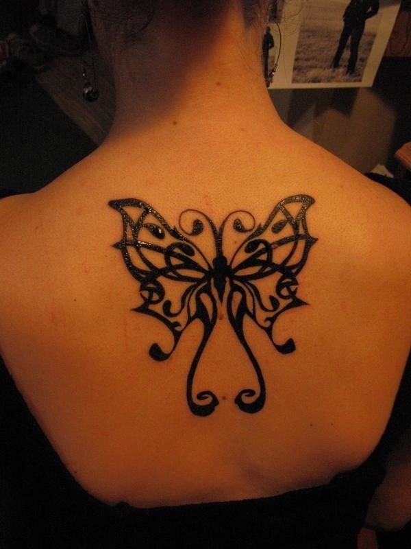 点击大图看下一张：背部很漂亮的蝴蝶纹身